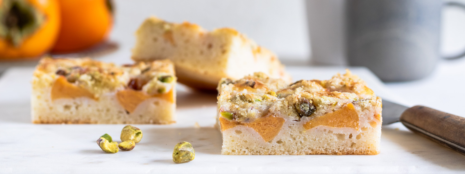 Kefírový koláč s kaki a pistáciovou mrveničkou